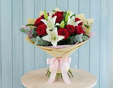 Букет цветов из:  Лилии и Розы в Поселок Памяти 13 Борцов