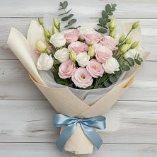 Букет цветов из:  Лизиантусы в Поселок Памяти 13 Борцов