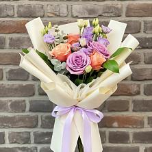 Букет цветов из:  Лизиантусы и Розы в Поселок Памяти 13 Борцов