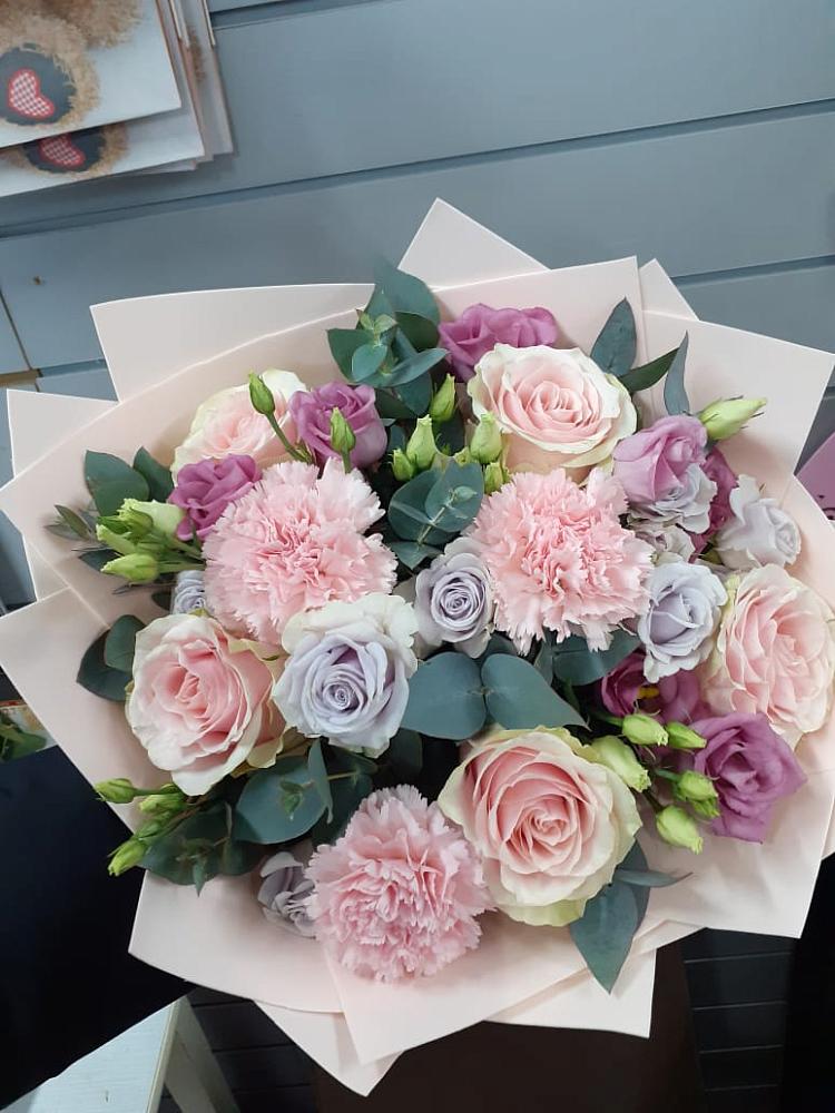 Букет цветов из: Розы, Гвоздики и Лизиантусы в Поселок Памяти 13 Борцов